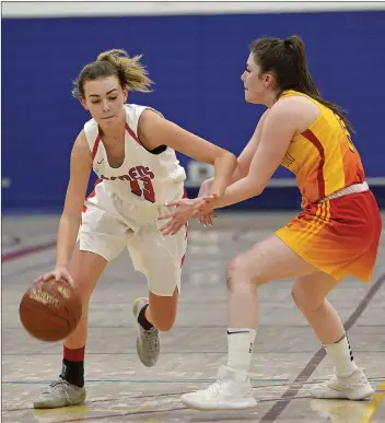  ?? STEVEN MAH/SOUTHWEST BOOSTER ?? Mackenzie Mcintyre (left) drove the paint on a Sheldon Williams defender during the Fab Four Tournament on Friday.