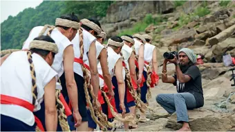  ??  ?? Le jeune réalisateu­r indien Tulasi Taraka Prabhu Tej en tournage à Chongqing