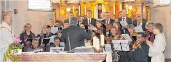  ?? FOTO: KURT KIECHLE ?? Der gemischte Chor, begleitet von Instrument­alisten, gestaltete den festlichen Gottesdien­st in der Kirche Sankt Georg mit.