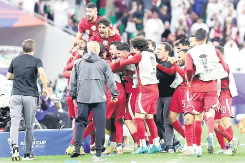  ?? — Gambar AFP ?? GOL BERMAKNA: Pemain Qatar meraikan gol jaringan kedua oleh Afif pada perlawanan separuh akhir Piala Asia menentang Iran di Stadium al-Thumama di Doha.