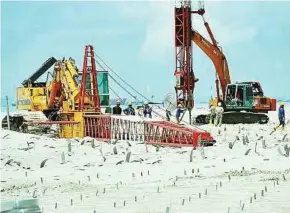  ??  ?? Workers at one of the oil terminal projects undertaken in Pengerang