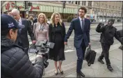  ?? NIC COURY — THE ASSOCIATED PRESS FILE ?? Theranos founder and CEO Elizabeth Holmes, center, walks into federal court in San Jose on Nov. 18.