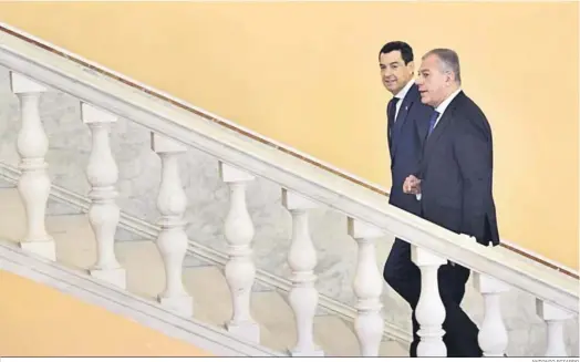  ?? ANTONIO PIZARRO ?? Moreno y Sanz suben por la escalera principal del Ayuntamien­to de Sevilla.