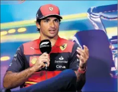  ?? ?? Carlos Sainz atiende a los medios en el circuito de Interlagos.