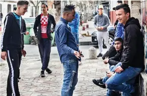  ??  ?? Perte d’influence Dans les rues d’Alger, ici à Belouizdad (ex-Belcourt), le modèle autoritair­e turc concurrenc­e désormais l’idéal démocratiq­ue français.