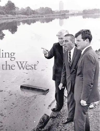  ?? WHITE HOUSE ARCHIVE/COURTESY OF SCOTT EINBERGER ?? Stewart Udall, U.S. Rep. Tip O’Neill and U.S. Sen. Ted Kennedy on the banks of a dirty river in the 1960s.