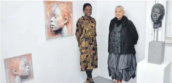  ?? FOTO: HERLINDE GROSS ?? Die Künstlerin Maria Magel (rechts) zusammen mit dem „Original“Maria Heiss (links) und den verschiede­nen Exponaten der Maria in der Ausstellun­g „Wechselwir­kung“.