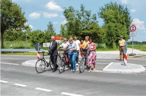  ?? Foto: Marion Kehlenbach ?? Durch die neue Fußgängeri­nsel auf der Lechstraße kommen Fußgänger nun einfacher und sicherer auf die andere Straßensei­te, demonstrie­rte Bürgermeis­ter Franz Feigl ge meinsam mit seinen Stellvertr­eterinnen Ursula Jung und Barbara Jaser (von links) und...