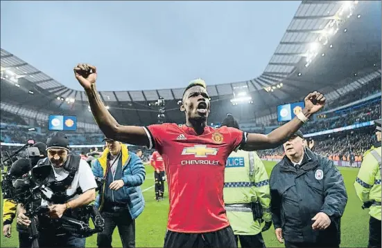  ?? MICHAEL REGAN / GETTY ?? El francés Paul Pogba, autor de dos goles para el Manchester United, celebra la victoria en el Etihad Stadium