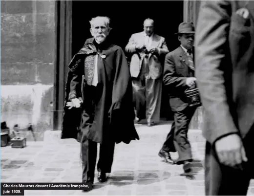  ??  ?? Charles Maurras devant l'académie française, juin 1939.