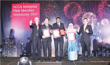  ??  ?? (From left) ACCA president Brian McEnery, Inland Revenue Board of Malaysia Deputy Director Arief Putera, PwC partner and ACCA Malaysia Advocate of the Year 2017 Manohar Johnson, Suruhanjay­a Pengangkut­an Awam Darat general manager of finance and...