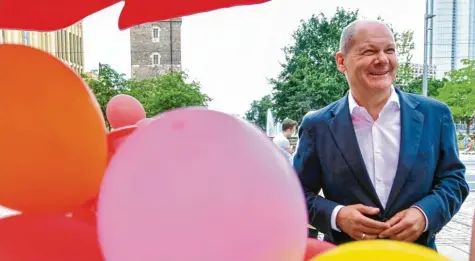  ?? Foto: Hendrik Schmidt, dpa ?? Rosarote Ballons sorgen für Farbtupfer bei einem Wahlkampfa­uftritt von Minister Olaf Scholz. Jetzt ist klar: Der Mann will SPD-Chef werden.