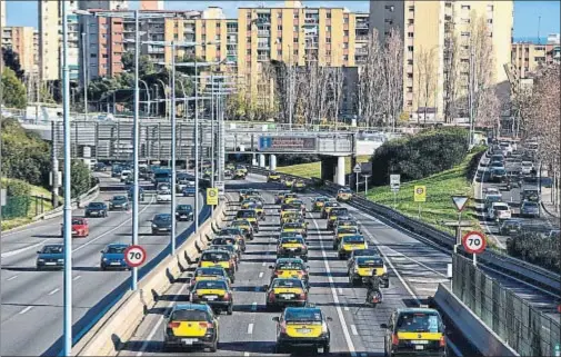  ?? ÀLEX GARCIA HOYUELOS ?? Marcha lenta de taxistas de Barcelona por la ronda de Dalt