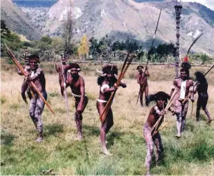  ??  ?? Čeprav je gorska dolina Baliem ena varnejših na Papui, so plemena vedno v bojni pripravlje­nosti.