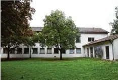  ?? Foto: Sybille Heidemeyer ?? Nach einer Machbarkei­tsstudie will der Obermeitin­ger Gemeindera­t entscheide­n, ob das alte Schulgebäu­de saniert oder ersetzt wird.