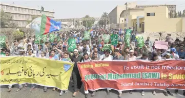  ??  ?? Students of Islami Jamiat Talaba (IJT), march as they chant slogans following the Supreme Court decision to Asia Bibi of blasphemy, in Karachi. — AFP photo