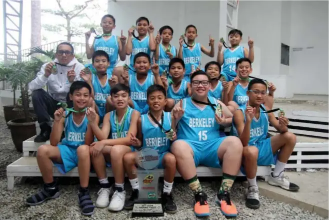  ?? Photo by Roderick Osis ?? FIVE PEAT. Members of the Berkeley Aquanauts flash the number one sign after topping the SBP division in the recent regional finals of the Milo BEST Center twin tournament in Urdaneta City, Pangasinan.