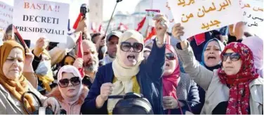  ?? Agence France-presse ?? ↑
Tunisians rally in front of parliament in Tunis on Sunday.