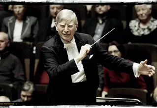  ??  ?? Energia Herbert Blomstedt sul podio. Il maestro svedese compirà 91 anni il prossimo 11 luglio