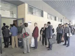  ?? EL PERIÓDICO ?? Colas en un registro mercantil de Zaragoza.