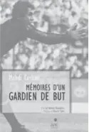  ??  ?? Mehdi Cerbah, l’ancien gardien de but de la JS Kabylie et de l’équipe nationale, une légende du football, signant ses mémoires à la librairie Chikh multi-livres, à Tizi Ouzou