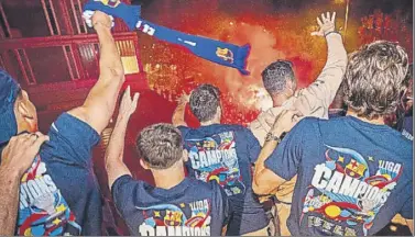  ?? Foto: fcb ?? Lewandoski y Araujo también se estrenaron como campeones ligueros y la plantilla culé no quiso desaprovec­har la ocasión de festejar con la afición una vez llegaron a la ciutat Esportiva Joan Gamper