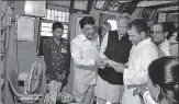  ?? HT PHOTO ?? Congress president Rahul Gandhi pays tribute to late farmer Dadaji ▪
Ramaji Khobragade in Nanded, Maharashtr­a on Wednesday. Khobragade in credited with inventing the HMT rice variety.