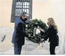  ??  ?? Juan Espadas y Teresa Jiménez-Becerril, en la ofrenda floral en Don Remondo.