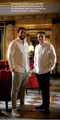  ?? ?? Mohamed Cheikh avec son ami le chef Jérôme Banctel lors de sa résidence dans les cuisines du palace parisien La Réserve.