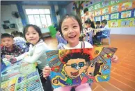  ?? LIU XIAOFEI / XINHUA ?? A girl from Hengyang Youth Palace Kindergart­en draws a picture depicting her father ahead of Father’s Day, which will be celebrated on Sunday on the Chinese mainland.