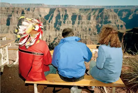  ??  ?? Il Grand Canyon, Arizona, Stati Uniti, 1994 (foto Martin Parr / Magnum / Contrasto)