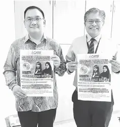  ??  ?? Mohamad (left) and PPKS corporate services senior manager Stanley Gona show the promotiona­l flyers of the new programmes.