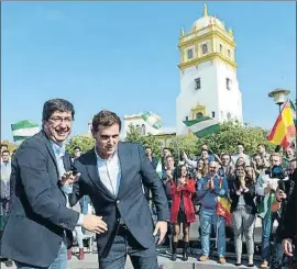  ?? CRISTINA QUICLER / AFP ?? El candidat de Cs, Juan Marín, amb Albert Rivera ahir a Sevilla