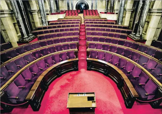  ?? FOTO IL·LUSTRACIÓ LV ?? L’hemicicle buit del Parlament en una imatge modificada en què el color vermell dels escons s’ha transforma­t en lila