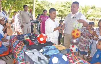  ??  ?? Heladio Santiago, quien nació ciego, recibió ropa, zapatos y balones, además de sus instrument­os musicales, durante la celebració­n del Día del Bastón Blanco, en su natal Llano del Carmen, Xochistlah­uaca.