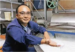  ?? FOTO: BLASCHKE ?? Firmenchef Hiroyoshi Chinzei zeigt den Faserbrei, aus dem später das hauchdünne WashiPapie­r geschöpft wird.