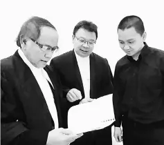  ??  ?? (From left) Osman, Chin and Lee having a light discussion after the proceeding ended.