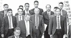  ??  ?? DR Mahathir kelihatan keluar dari Sidang Dewan Rakyat di Bangunan Parlimen semalam. Beliau hadir bagi sesi soal jawab Sidang Dewan Rakyat semalam. — Gambar Bernama