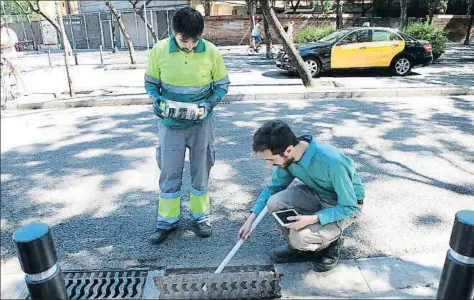  ?? KIM MANRESA ?? Trabajador­es de la Agència de Salut Pública de Barcelona realizan controles antimosqui­tos en el alcantaril­lado