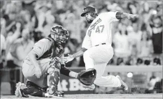  ?? Wally Skalij
Los Angeles Times ?? DODGERS’ Howie Kendrick beats the throw to New York Mets catcher Travis d’Arnaud to score on a double by Adrian Gonzalez to deep right in the seventh inning.