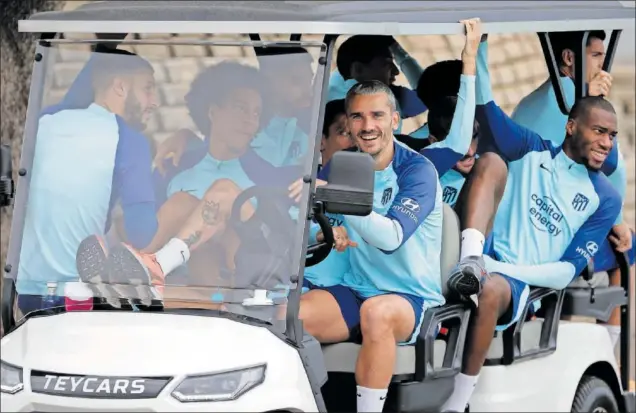  ?? ?? Griezmann conduce un ‘buggy’ que transporta a Hermoso, Witsel y Kondogbia, entre otros, antes del entrenamie­nto rojiblanco de ayer.