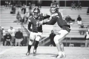  ?? MIKE CAUDILL/FREELANCE FILE ?? Oscar Smith quarterbac­k Ethan Vasko, right, fakes a handoff to Kevon King during a Nov. 29, 2019, game in Chesapeake. Both players will be key factors when the top-ranked Tigers host No. 6 Deep Creek in a Southeaste­rn District showdown Saturday.