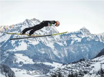  ?? FOTO: AFP ?? Der stille Spätstarte­r Karl Geiger aus Oberstdorf ist urplötzlic­h die Nummer 1 unter den DSV-Adlern.