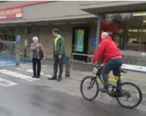  ?? FOTO'S JAN AUMAN ?? Het personeel van Carrefour was gisteren de hele dag bezig met het schoonmake­n van de supermarkt. Klanten die wilden komen winkelen, werden vriendelij­k doorgestuu­rd naar een ander filiaal.