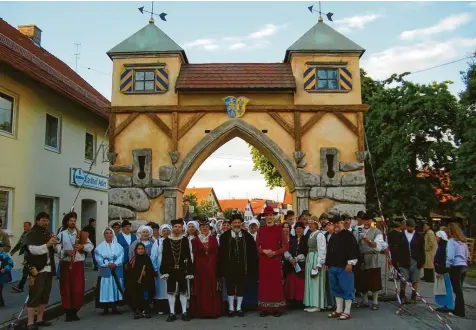  ?? Foto: Christoph Löcherbach (Archivbild) ?? Das Historisch­e Marcktfest in Markt Wald ist alle fünf Jahre ein farbenfroh­es Historiens­pektakel, an dem mehr als 500 Aktive teilnehmen. Vom 28. Juni bis 7. Juli ist es wieder soweit. Unser Bild stammt aus dem Jahr 2009.