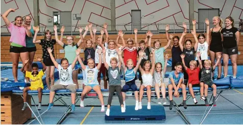  ?? Foto: Werner Miller ?? Mit fünf Trainerinn­en und Trainer hatten die Kids im Rahmen des Ferienprog­ramms jeden Tag drei Stunden die Gelegenhei­t, die Sportart Trampolint­urnen zu genießen und ihr einiges abzugewinn­en.