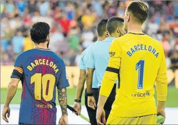  ?? FOTO: MANEL MONTILLA ?? Ter Stegen y Messi, tras dejar la Liga con 6 de 6 puntos, se van con sus respectiva­s seleccione­s