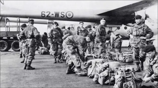  ?? DR/COLL. PAUL VILLATOUX ?? Sur la base aérienne d’Alger-Maison Blanche, des paras assurent la garde des appareils et des bâtiments dès le 22 avril au matin.