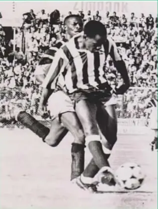  ??  ?? Boy Ndlovu in action for Highlander­s in the late 1980s