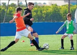  ??  ?? DE VISITA. David Villa estuvo ayer en su Academia en Valencia.